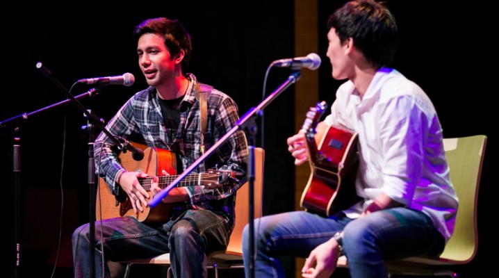 Justin Pongampai performing in Grammy Vocal Studio concert